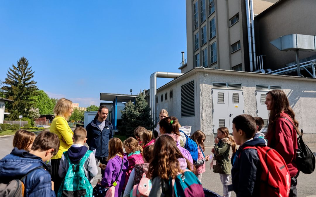 Otroci so v času počitniškega varstva obiskali tovarno Aquafil