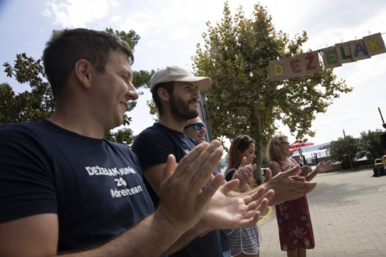 Deželak Junak obiskal otroke