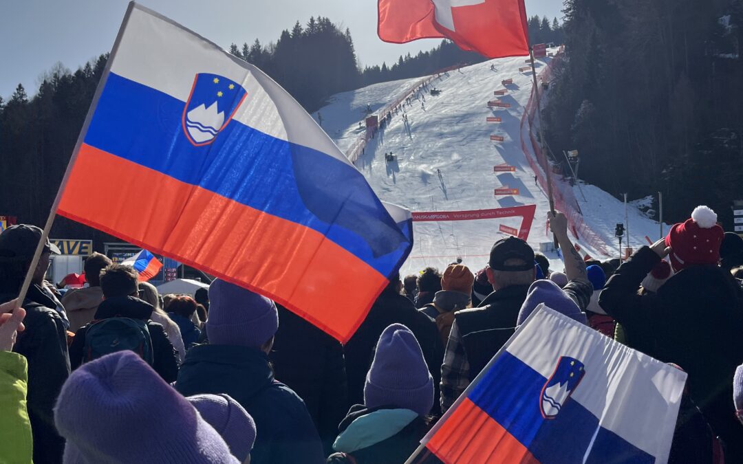 Mladi navijači glasno spodbujali smučarje v Kranjski Gori