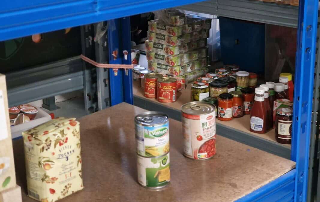 Prvič po več letih v našem humanitarnemu skladišču zmanjkalo tudi riža in testenin